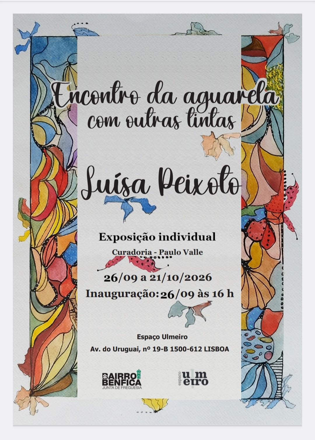 Cartaz da exposição individual «Encontro da aguarela com outras tintas», de Luísa Peixoto. Curadoria de Paulo Valle. De 26/09 a 21/10/2026, inauguração a 26/09 às 16h, no Espaço Ulmeiro, Av. do Uruguai, nº 19-B, 1500-612 Lisboa. Organização da Junta de Freguesia do Bairro de Benfica e do Espaço Ulmeiro. O texto está sobre uma aguarela da artista, com formas orgânicas em amarelos, vermelhos, violetas e azuis, contornadas a traço preto.