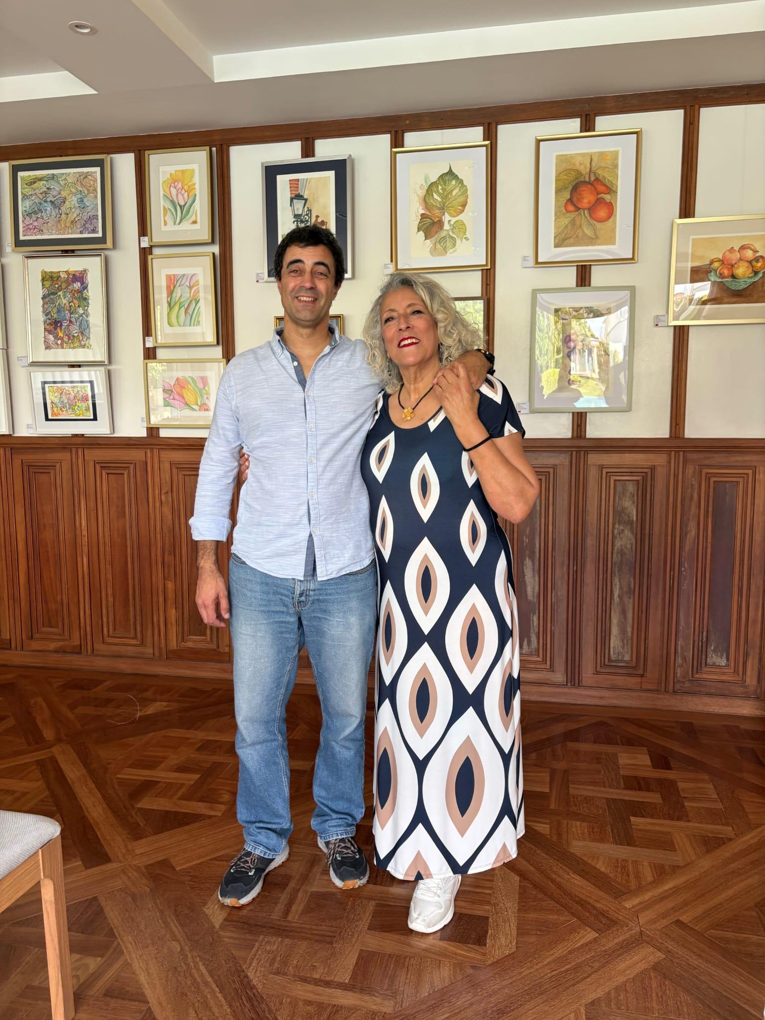 Luísa Peixoto na sala de exposição, rodeada pelas suas obras.